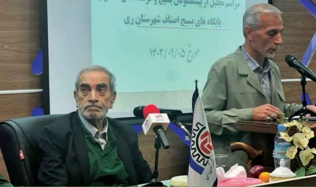 حضور هیئت رئیسه ااتق اصناف شهرستان ری در مراسم تجلیل از فرماندهان ادواری