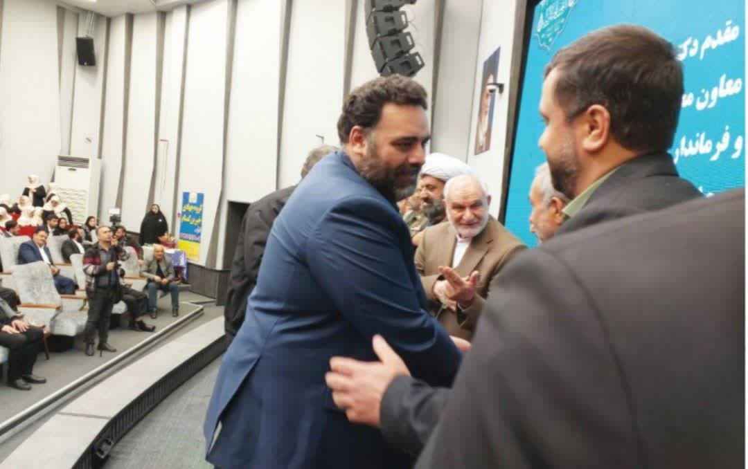 تقدیر از حسین سبزعلی رئیس اتاق اصناف شهرستان ری  در چهارمین مراسم تجلیل از جوانان