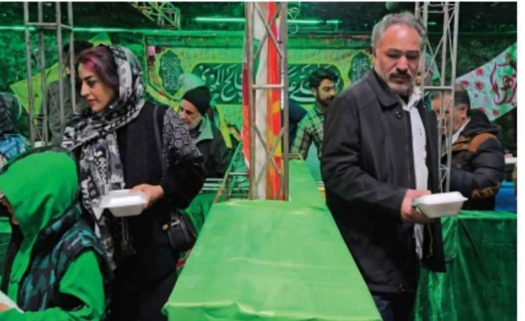 خدمات رسانی عاشقانه  اتاق اصناف شهرستان ری  در اعیاد شعبانیه با توزیع  غذای گرم میان مردم