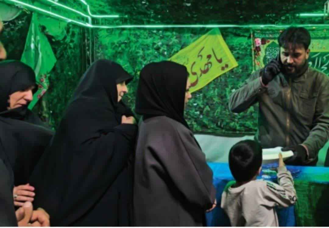 خدمات رسانی عاشقانه  اتاق اصناف شهرستان ری  در اعیاد شعبانیه با توزیع  غذای گرم میان مردم
